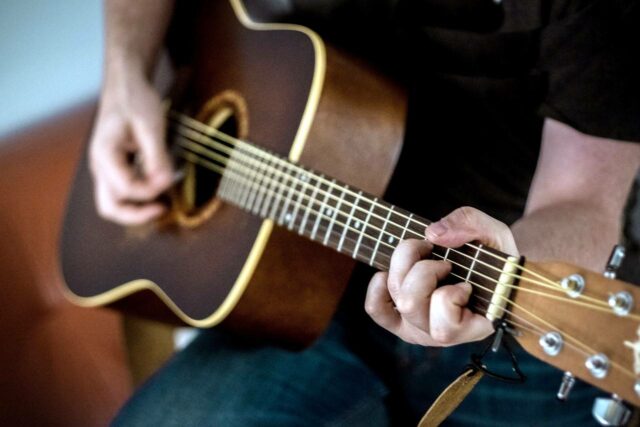 ¿Es posible aprender a tocar guitarra después de los 50 años?