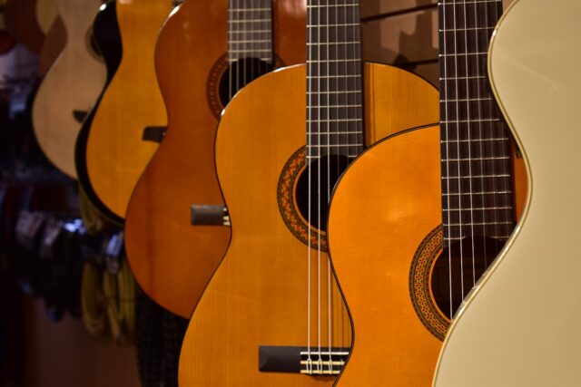 ¿Cuál es la diferencia entre una guitarra clásica y una acústica?